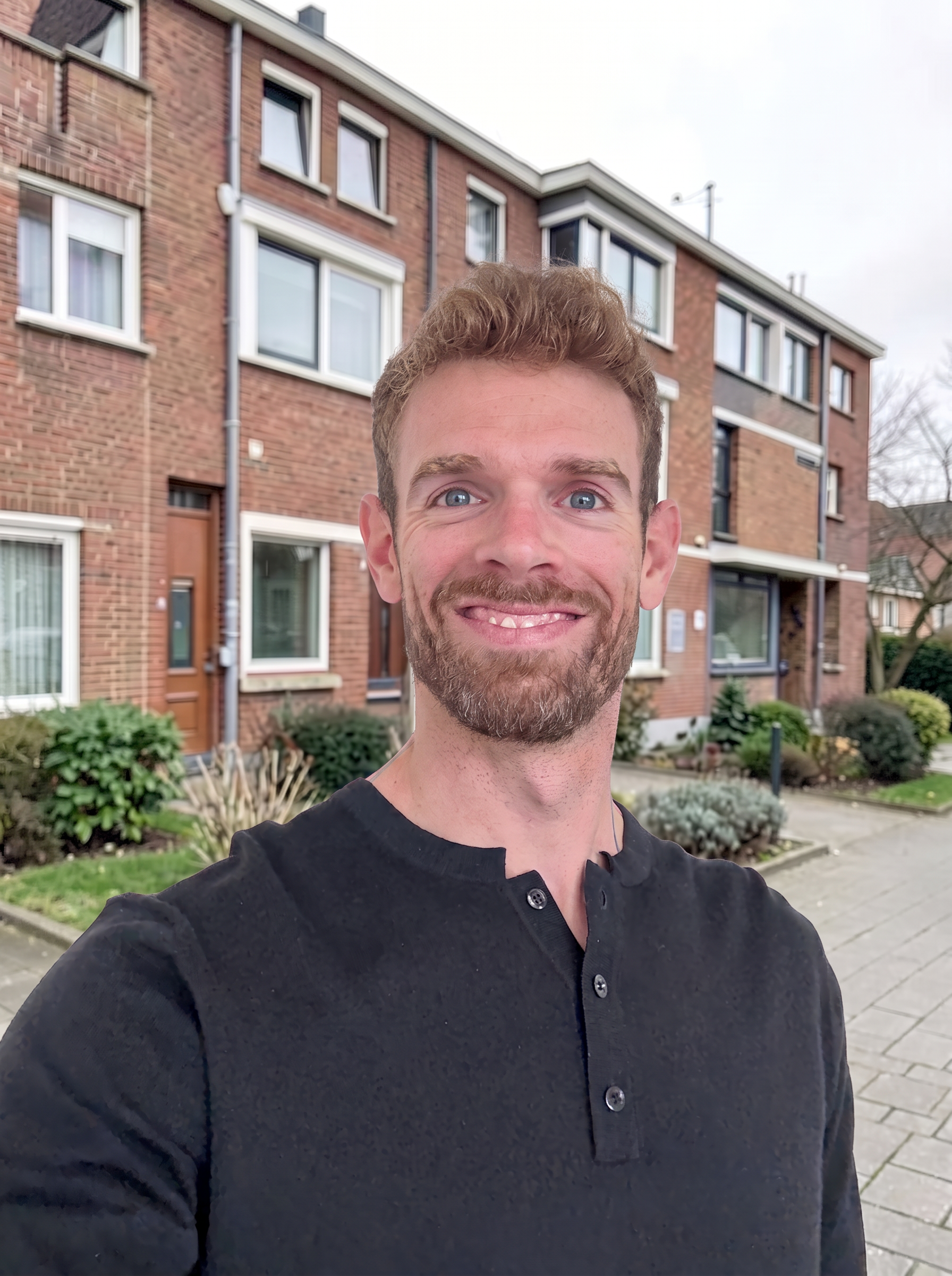 Tim Kromat vor einem Mehrfamilienhaus (Platzhalterfoto)
